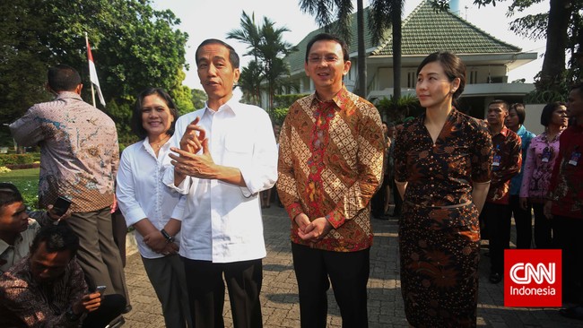 Tak kurang dari 30 orang pejabat DPRD dan Pemerintah Provinsi DKI Jakarta yang mengantar Jokowi ke Istana Merdeka. Ahok juga ikut.