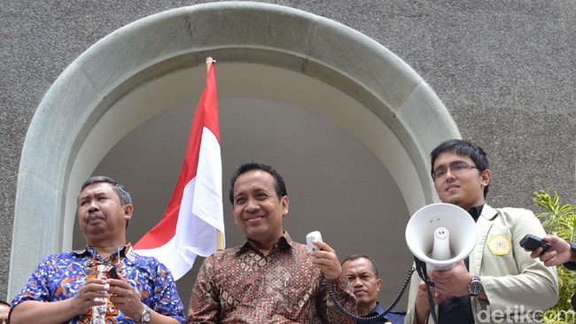 Rektor UGM Prof. Dr. Pratikno, M.Soc.Sc. sudah sejak Kamis berada di Istana Negara. Presiden Joko Widodo memintanya bekerja lebih dulu dari menteri lain.