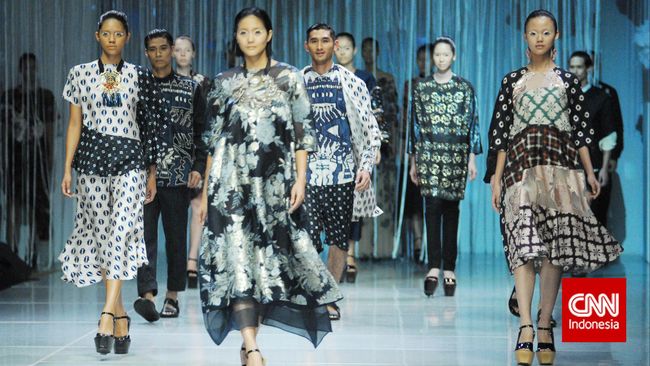Seruni jadi tema besar koleksi pakaian perempuan Spring/Summer 2015 Biyan Wanaatmadja yang telah memasuki tahun ke-31 kariernya di dunia fesyen.