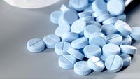 Jenis obat disfungsi ereksi dapat menyebabkan penurunan tekanan darah karena mereka adalah vasodilator, yang bertugas membuka pembuluh darah.