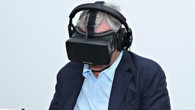 Facebook Caplok Petinggi Google Buat Urus Teknologi VR