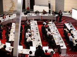 Airlangga Tunggu Gebrakan BEI Tahan Pelemahan IHSG
