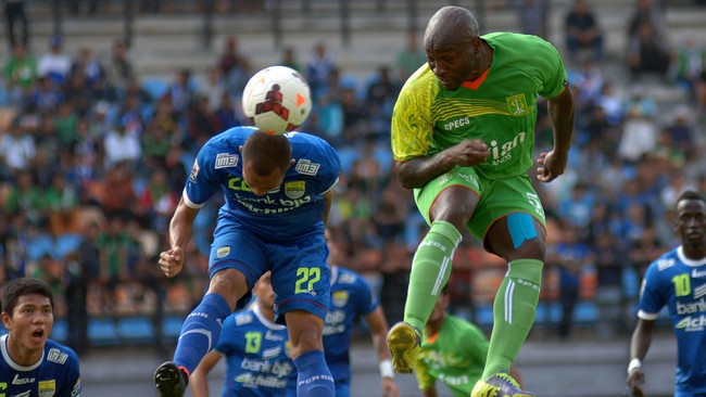 Persib Bandung berhasil menempatkan satu kaki di semifinal Liga Super Indonesia (LSI) setelah mengalahkan Persebaya Surabaya 3-1, Rabu petang (22/10).