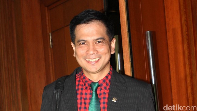 Devi Nurmayanti, istri Krisna Mukti, mengatakan suaminya tak pernah memberikan nafkah kepada anaknya sejak mereka menikah pada Juni 2014 silam.
