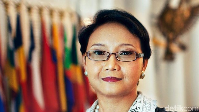 Retno Lestari Priansari Marsudi&nbsp;berdiri di antara jajaran para menteri Jokowi. Dia menjadi menteri luar negeri wanita pertama di Indonesia.