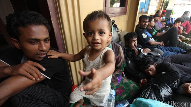 Di Myanmar, etnis Rohingya hidup sebagai pengungsi, tak bisa berladang, maupun berdagang. Tak heran, etnis Rohingya mencari suaka di negeri orang.