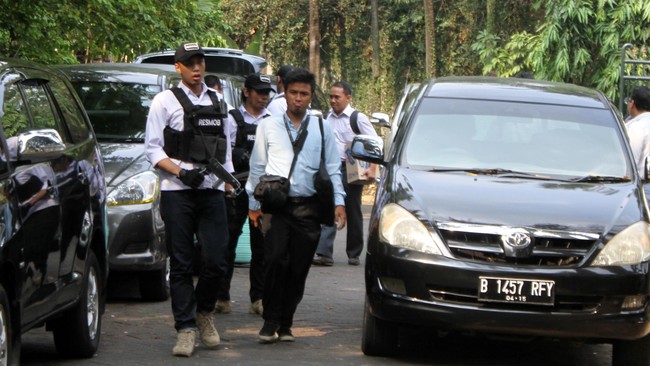 Bekas Gubernur Papua Barnabas Suebu, bekas Kepala Dinas Pertambangan dan Energi serta Dirut PT Konsultasi Pembangunan Irian ditahan KPK, Jumat(27/2) ini.