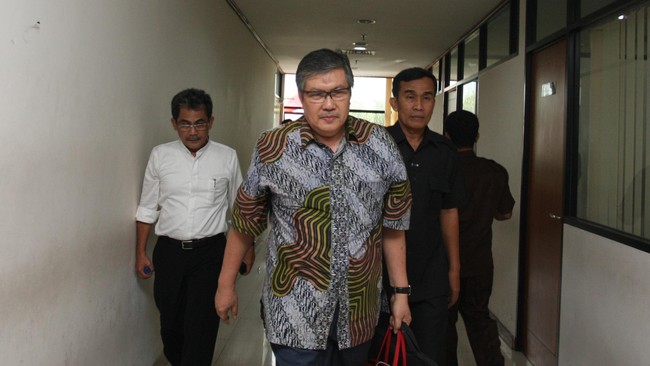 Bekas Kepala Bappebti meneriaki juru foto yang memotretnya usai sidang pembacaan vonis hakim Pengadilan Tipikor atas kasusnya.
