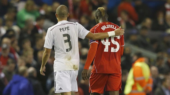 Penyerang Liverpool, Mario Balotelli, bertukar kaus dengan bek tengah Real Madrid, Pepe, pada jeda babak pertama. Brendan Rodgers tak suka dengan hal itu.