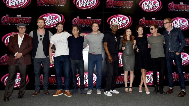 Keinginan Charlie Cox sebenarnya hampir terwujud, karena dalam beberapa komik, karakter Daredevil sempat muncul bersama The Avengers.