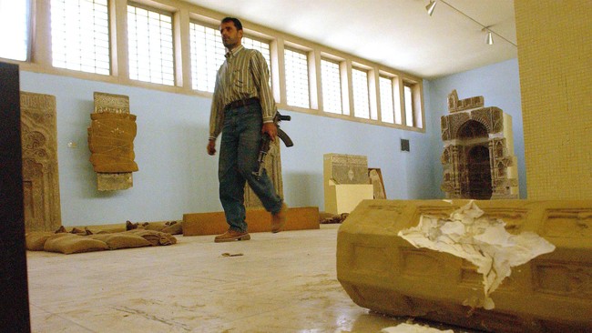 Selain menghancurkan pemerintahan dan kehidupan manusia, ISIS juga membantai warisan budaya di Irak, dengan menjual yang mereka curi dari museum ke pasar gelap.