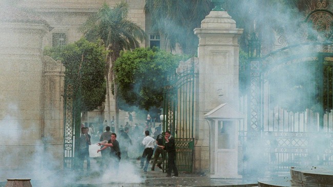 Ledakan terjadi di luar Universitas Kairo dan berhasil melukai sebelas orang, termasuk diantaranya petugas polisi dan warga sipil, pada Rabu (22/10).