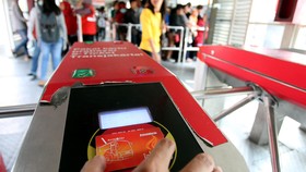 Antrean Penumpang MRT, Transjakarta dan KRL Mengular