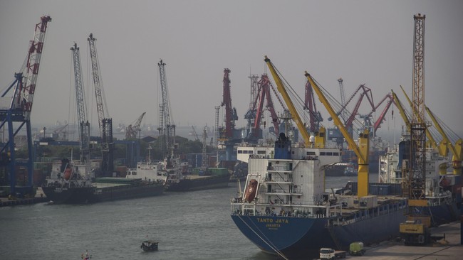 Sektor infrastruktur, transportasi, dan manufaktur diyakini akan banyak membutuhkan kredit perbankan mulai tahun depan.