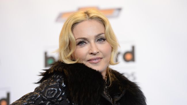 Madonna marah besar. Ia membanting iPod-nya sampai hancur, lalu mengunggah fotonya ke Instagram, disertai makian dan luapan kemarahan.