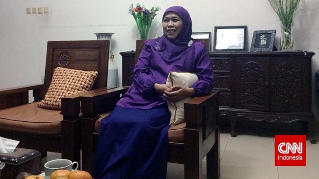 Ditanyai mengenai pencalonan sebagai menteri Kabinet Jokowi, Khofifah enggan berkomentar. Antusiasme muncul saat dia bicara persoalan perempuan dan anak.