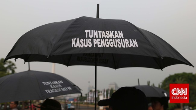 Wakil Presiden Jusuf Kalla meminta publik mengutamakan untuk menjalankan kewajiban sebelum menuntut haknya untuk dipenuhi.