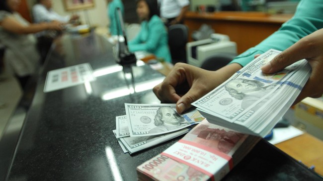 Rupiah masih berhasil menguat 0,06 persen ke level Rp14.310 per dolar AS pada Selasa (30/11) meskipun dihantui kekhawatiran pasar atasu varian omicron.
