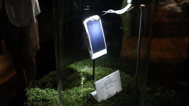 Telepon pintar dari perusahaan perhiasan Savelli dengan emas putih 18 karat dan bertatahkan berlian dibanderol dengan harga US$ 250 ribu atau Rp 3 miliar.