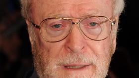 Michael Caine, dari Pembantu Batman Jadi Konduktor Orkestra