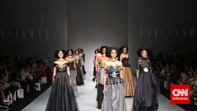 Kejayaan batik keraton Solo dan Yogyakarta kembali diangkat lewat karya-karya Barli Asmara. Tangan dingin Barli mengolah kain menjadi aneka gaun bernuansa Jawa.