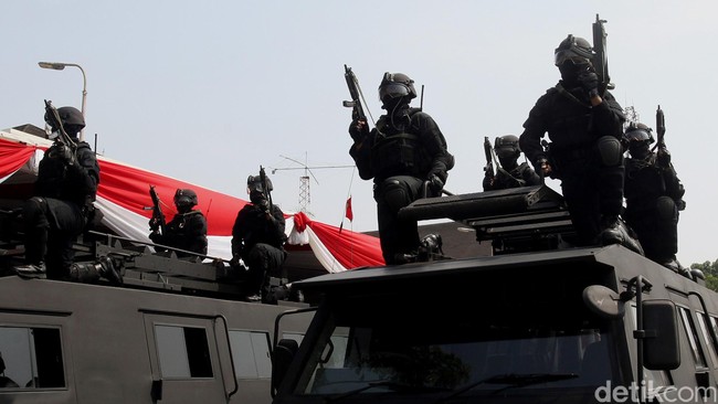 Dua orang WNI yang ikut wajib militer di Singapura tidak melanggar hukum karena status mereka yang sedang dalam kegiatan belajar.