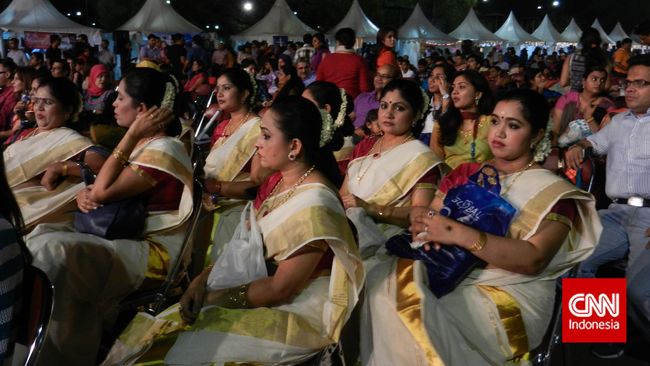 Berada ribuan mil dari kampung halaman, namun warga keturunan India di Indonesia, khususnya Jakarta, tetap setia menjalankan tradisi termasuk Diwali.