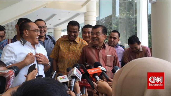 "Apa bedanya Munas digelar kapan?" kata Idrus Marham. Bagi lawan Aburizal, waktu bisa amat berharga untuk menggerus dukungan bagi sang incumbent.