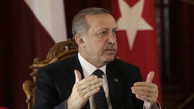 Juru Bicara Presiden Tayyip Erdogan, Ibrahim Kalin, menyatakan Turki tidak terima jika koalisi AS enggan memberikan bantuan dalam operasi militer negaranya.