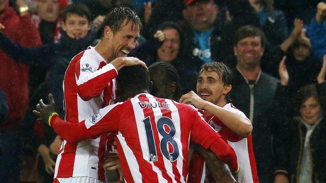 Gol sundulan indah yang dicetak Peter Crouch tidak hanya menyelamatkan timnya dari kekalahan namun juga membuat Crouch mendekati rekor Alan Shearer.