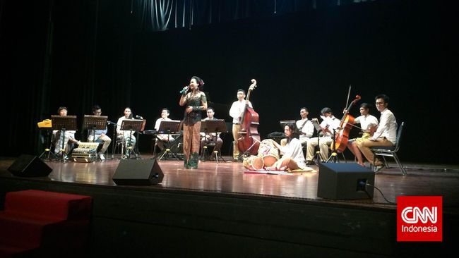 Petikan dawai dari dua jenis ukulele bernada cak dan cuk adalah esensi dari keroncong. Namun prasyarat tersebut tidak berlaku di Pekan Komponis Indonesia 2014.