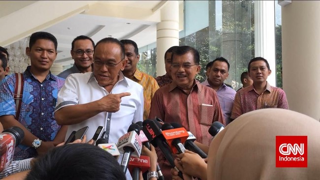Wakil Presiden Jusuf Kalla (JK), yang juga tokoh Partai Golkar, mencermati syarat untuk menjadi ketua umum partai berlogo beringin itu tidak demokratis.
