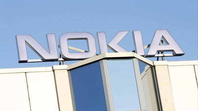 Microsoft Lumia dipakai untuk ponsel Windows Phone yang mengincar pasar kelas menengah ke atas. Merek Nokia untuk ponsel fitur kelas menengah ke bawah.