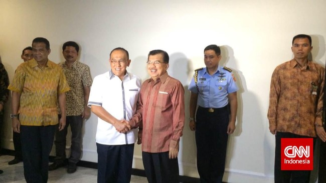 Ketua Umum Golkar Munas Bali Aburizal Bakrie (Ical), lewat Jusuf Kalla, minta dipertemukan dengan Ketua Umum Golkar Munas Ancol Agung Laksono.
