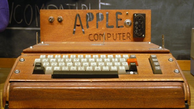 Komputer Apple generasi pertama ini dijual langsung oleh Steve Jobs kepada Charles Ricketts di garasi rumahnya di Los Altos, California, AS, pada 1976.