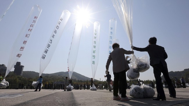Pegiat anti-Korea Utara yang berencana melepas balon berisi propaganda anti negara itu bentrok dengan warga perbatasan yang khawatir dengan pembalasan militer.