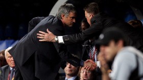 Menilik Kisah Pertemuan Pertama Van Gaal dan Mourinho