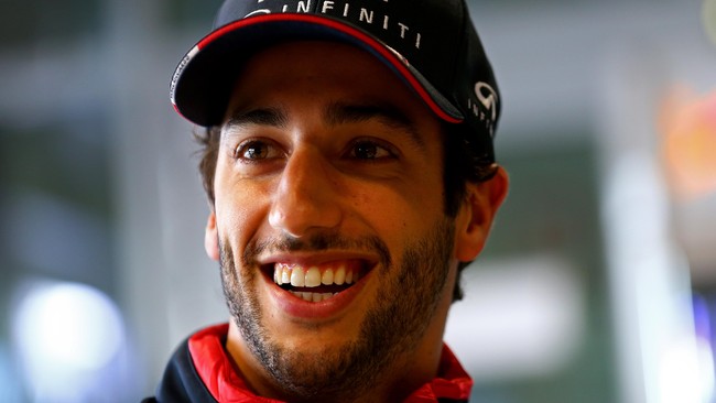 Daniel Ricciardo mendapatkan tekanan besar saat tampil dalam seri pembuka Grand Prix F1 2015 di negara asalnya Australia.