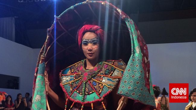 Negara-negara di Asia, Eropa dan Mesir menginspirasi enam siswa ESMOD untuk berkarya.Hebatnya,mereka memanfaatkan kain-kain tradisional untuk membuat busananya.