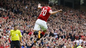 Tinggalkan MU, Van Persie Tuntut Kompensasi