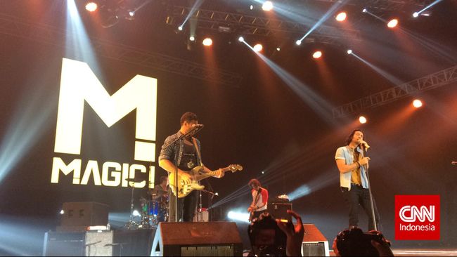 Grup musik reggae, Magic! menyihir kaum wanita di Jakarta dengan aksi panggung dan lagu andalan mereka Rude, di Plennary Hall, Jakarta Convention Center.