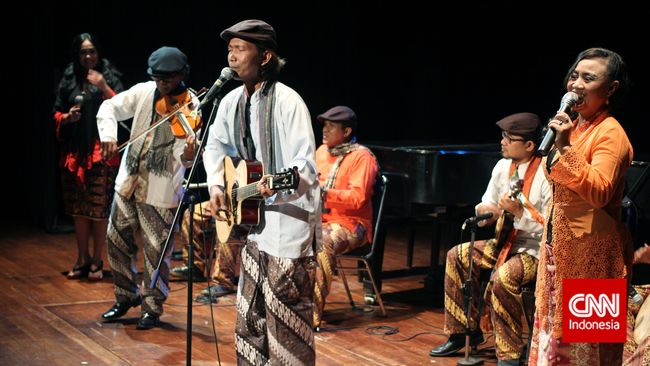 Supaya musik keroncong bisa tetap lestari dan berkembang, disarankan pemerintah menjadikan keroncong sebagai seni wisata.
