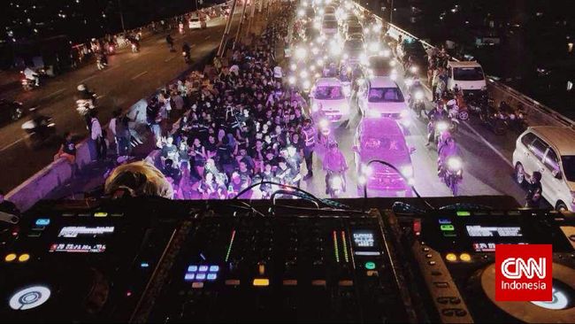 Ajang iRun yang berlangsung di jembatan Pasupati, Bandung dimeriahkan dengan aneka festival, stan makanan dan panggung musik yang menghentak menemani pelari.