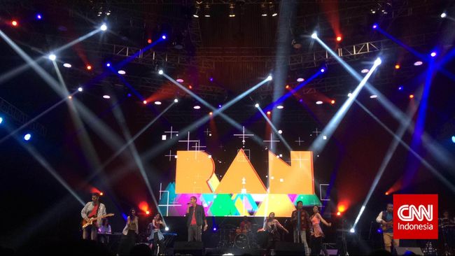 Java Sounds Fair yang digelar perdana semalam,menggebrak penonton dengan menampilkan aksi para musisi manca negara dari berbagai aliran.