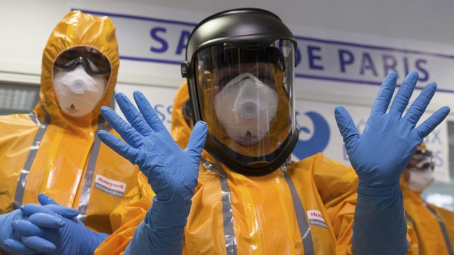 Kementerian Kesehatan sedang memeriksa 2 dari 29 WNI dari Liberia yang diduga mengidap Ebola. Keduanya kini sedang dirawat di Kediri dan Madiun, Jawa Timur.