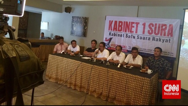 Menurut pengamat politik, dari puluhan tokoh yang dikatakan sebagai calon menteri, 75 persennya tidak mewakili Jokowi yang dianggap sebagai simbol rakyat kecil.