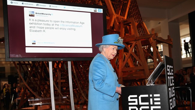 Ratu Elizabeth II membuka galeri "Information Age" di Museum Sains dan mengunggah kicauan pertamanya di media sosial, Twitter.