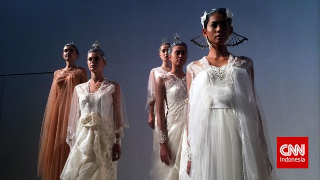 Gaun pengantin Era Soekamto terlihat lebih sederhana dan elegan namun mampu menampilkan kecantikan diri wanita yang mengenakannya.
