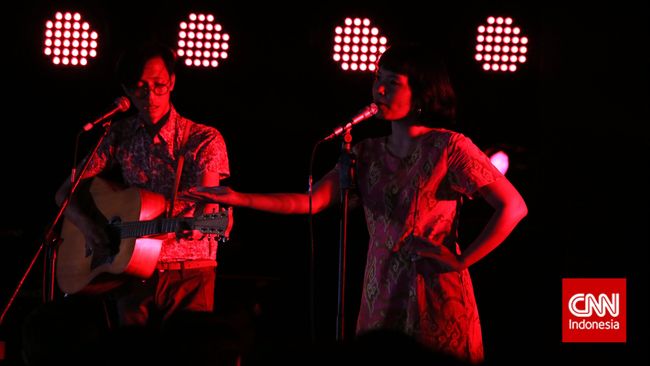 Band eksentrik dengan alunan musik unik, White Shoes and the Couples Company (WSATCC), berencana menggelar tur di Australia.