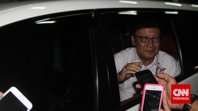"Ini (Megawati) kan bos saya. Saya lapor dulu, kata Sekretaris Jenderal PDIP Tjahjo Kumolo yang ditunjuk Presiden Joko Widodo menjadi Menteri Pertahanan.